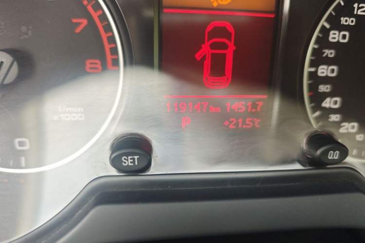 Used Audi Q5 2012 2.0TFSI Technology Model Odometer Close Up