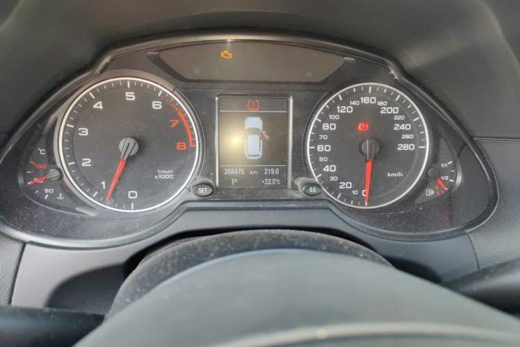 Used Audi Q5 2012 2.0TFSI Comfort Version Odometer Close Up