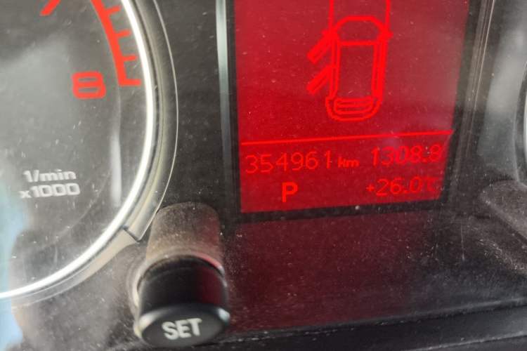 Used Audi Q5 2012 2.0TFSI Comfort Version Odometer Close Up