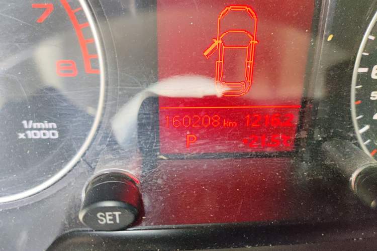 Used Audi Q5 2012 2.0TFSI Technology Model Odometer Close Up