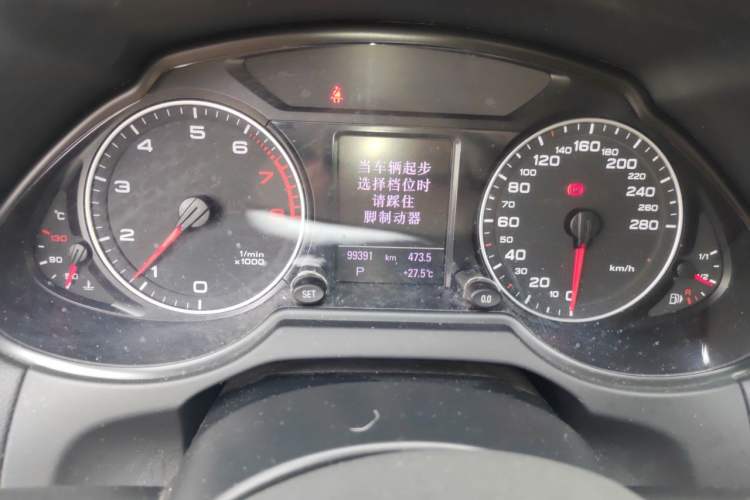 Used Audi Q5 2012 2.0TFSI Comfort Version Odometer Close Up