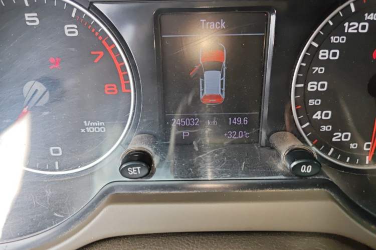 Used Audi Q5 2012 2.0TFSI Comfort Version Odometer Close Up