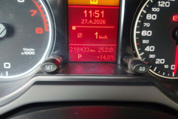 Used Audi Q5 2012 2.0TFSI Technology Model Odometer Close Up