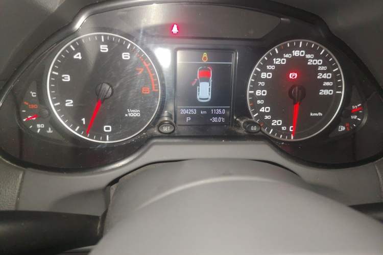 Used Audi Q5 2012 2.0TFSI Luxury Edition Odometer Close Up