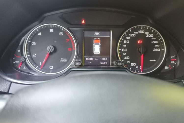 Used Audi Q5 2012 2.0TFSI Comfort Version Odometer Close Up