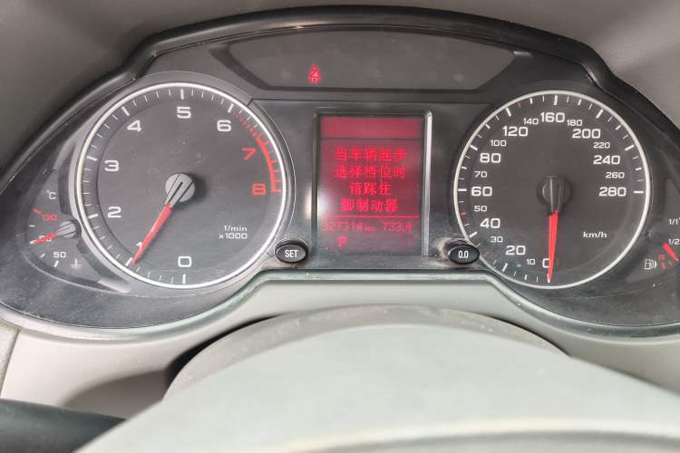 Used Audi Q5 2012 2.0TFSI Technology Model Odometer Close Up