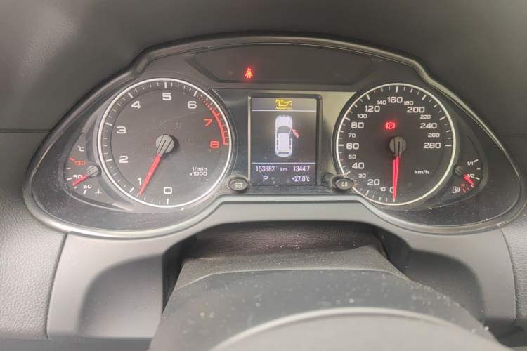 Used Audi Q5 2012 2.0TFSI Comfort Version Odometer Close Up