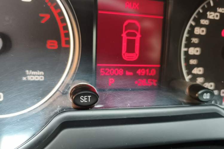 Used Audi Q5 2012 2.0TFSI Technology Model Odometer Close Up