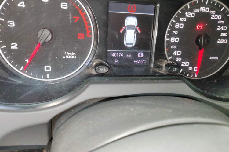 Used Audi Q5 2012 2.0TFSI Comfort Version Odometer Close Up