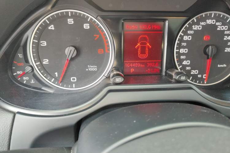 Used Audi Q5 2012 2.0TFSI Technology Model Odometer Close Up