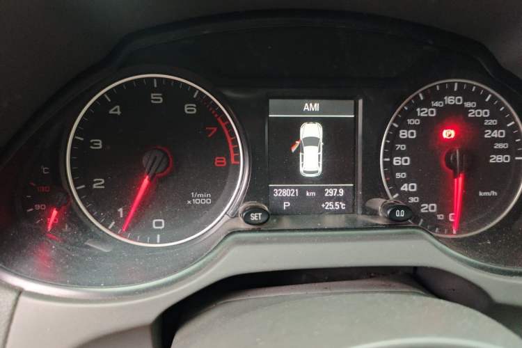 Used Audi Q5 2012 2.0TFSI Comfort Version Odometer Close Up
