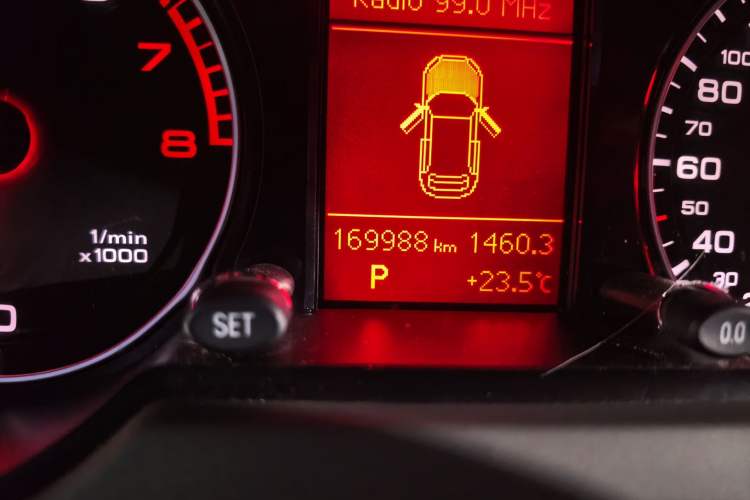 Used Audi Q5 2012 2.0TFSI Technology Model Odometer Close Up