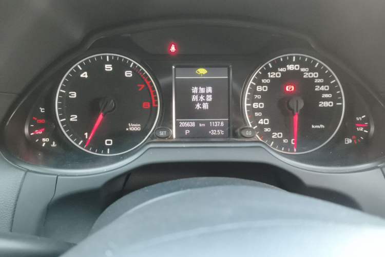 Used Audi Q5 2012 2.0TFSI Comfort Version Odometer Close Up