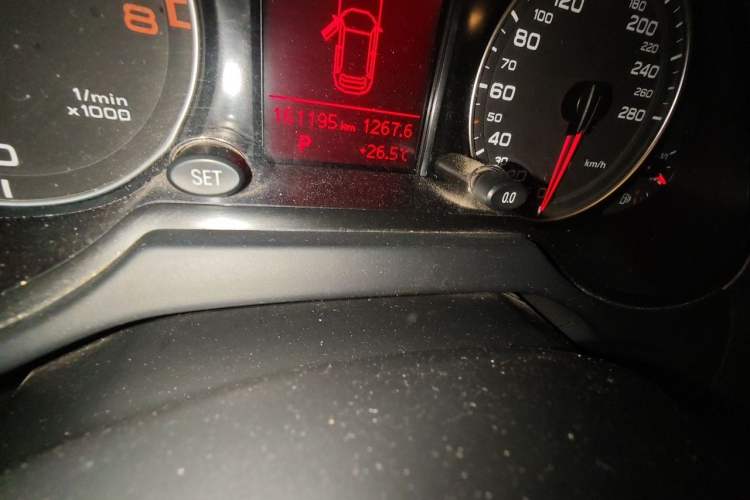 Used Audi Q5 2012 2.0TFSI Technology Model Odometer Close Up