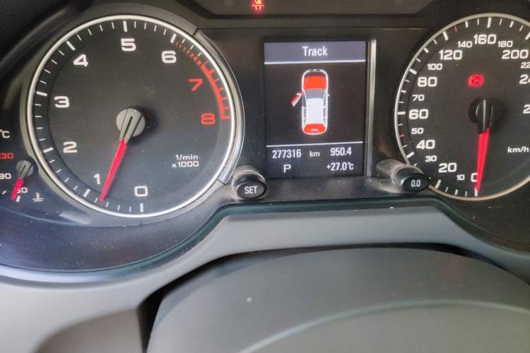 Used Audi Q5 2012 2.0TFSI Comfort Version Odometer Close Up