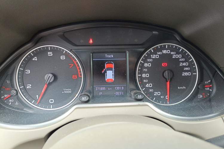 Used Audi Q5 2012 2.0TFSI Comfort Version Odometer Close Up