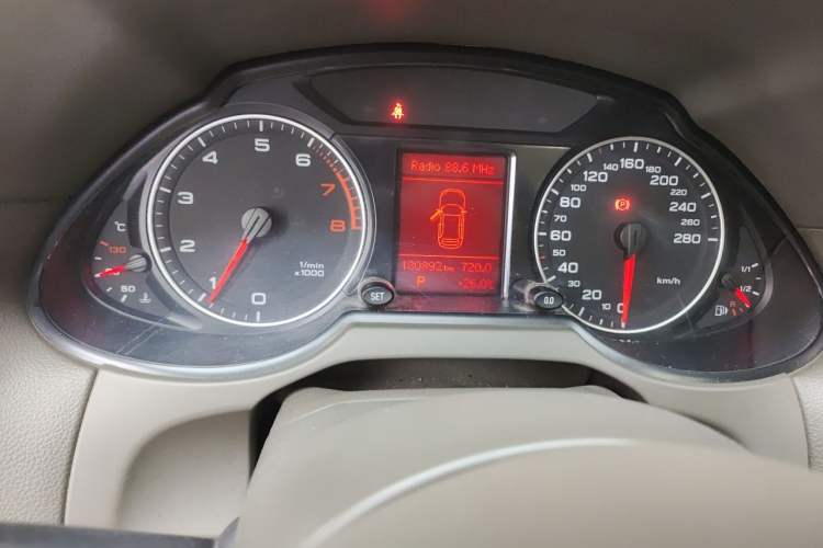 Used Audi Q5 2012 2.0TFSI Technology Model Odometer Close Up