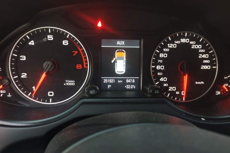 Used Audi Q5 2012 2.0TFSI Comfort Version Odometer Close Up