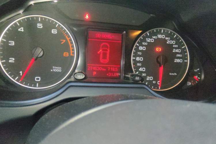 Used Audi Q5 2012 2.0TFSI Technology Model Odometer Close Up