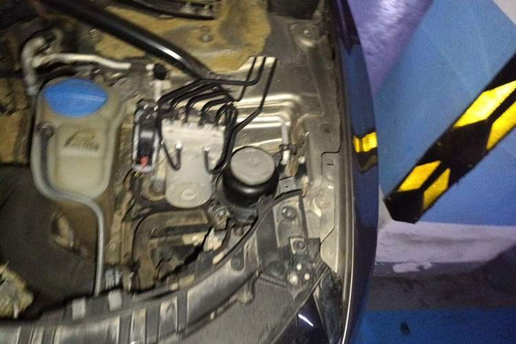 Used Audi Q5 2012 2.0TFSI Technology Model Engine Bay Left