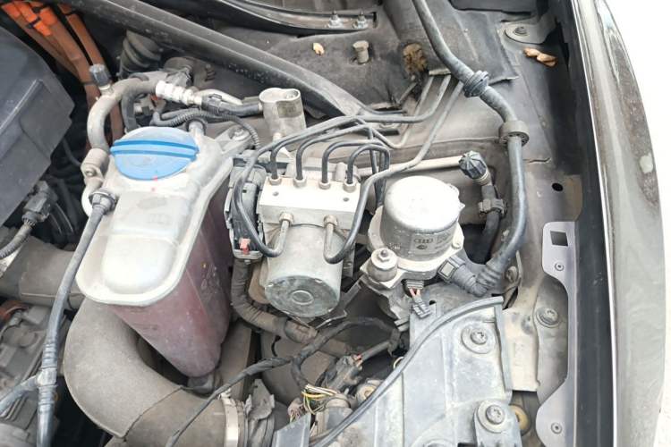 Used Audi Q5 2012 2.0TFSI hybrid Engine Bay Left