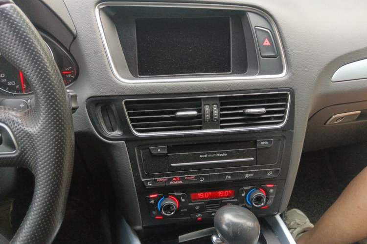 Used Audi Q5 2012 2.0TFSI Dynamic Edition Audio And AC Panel
