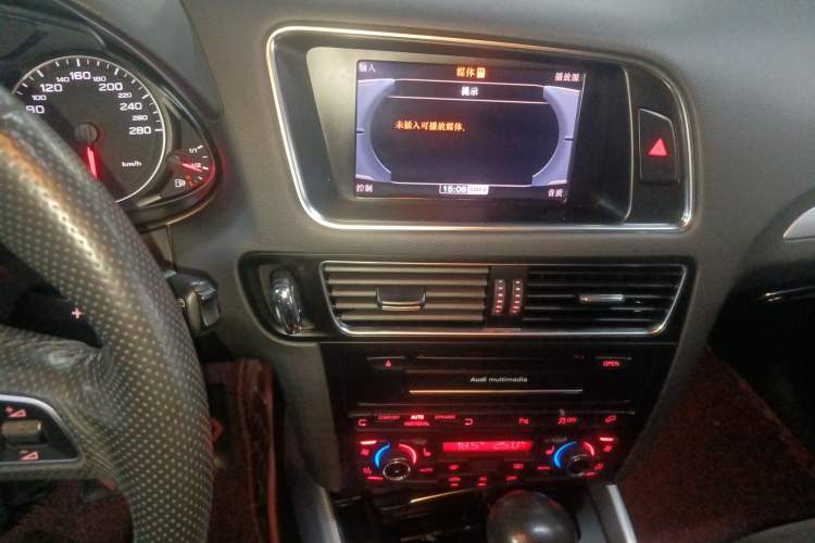 Used Audi Q5 2012 2.0TFSI Dynamic Edition Audio And AC Panel