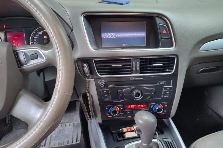 Used Audi Q5 2012 2.0TFSI Technology Model Audio And AC Panel