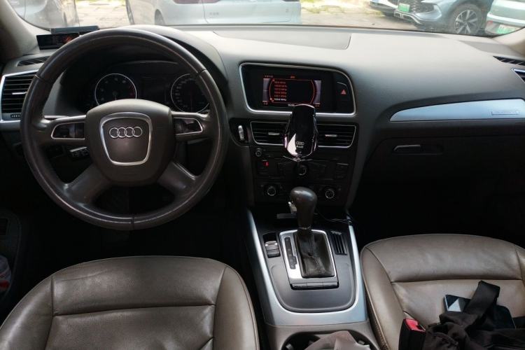 Used Audi Q5 2012 2.0TFSI Technology Model Center Console