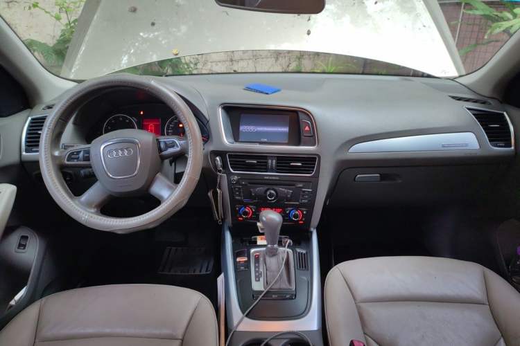 Used Audi Q5 2012 2.0TFSI Technology Model Center Console