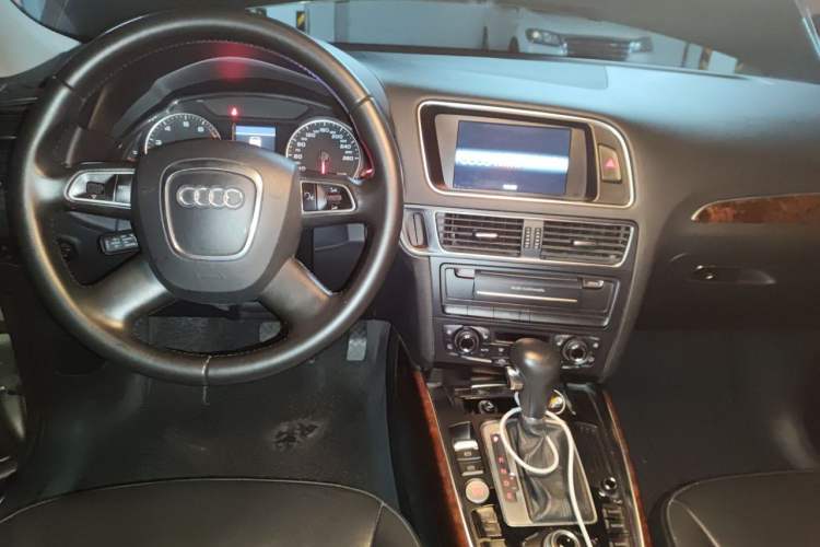 Used Audi Q5 2012 2.0TFSI Comfort Version Center Console