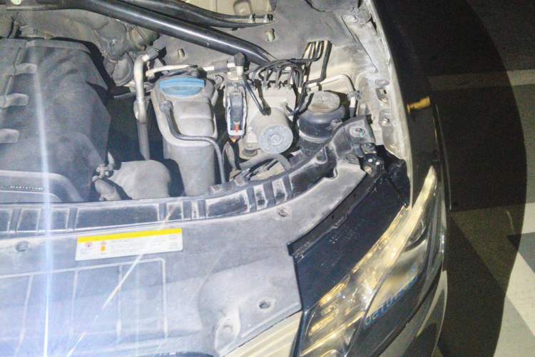 Used Audi Q5 2012 2.0TFSI Technology Model Engine Bay Left