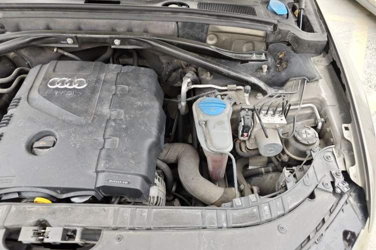 Used Audi Q5 2012 2.0TFSI Comfort Version Engine Bay Left