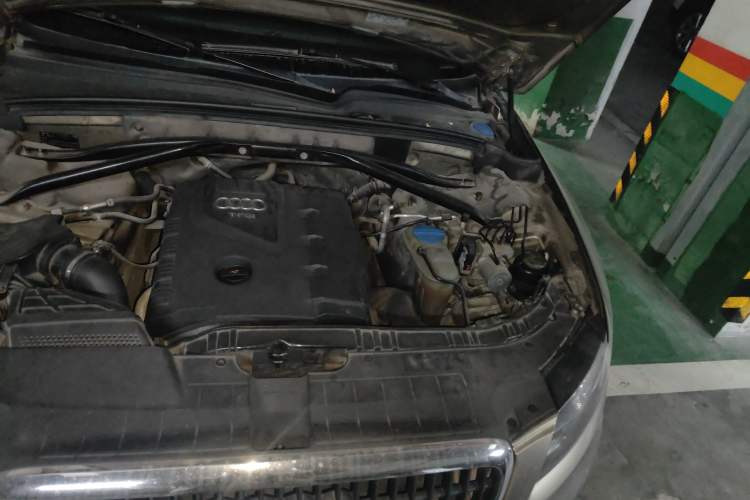 Used Audi Q5 2012 2.0TFSI Technology Model Engine Bay Left