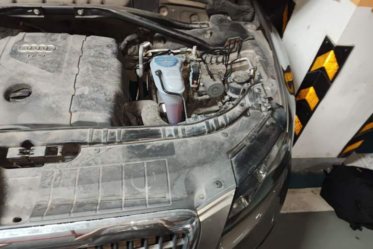Used Audi Q5 2012 2.0TFSI Comfort Version Engine Bay Left
