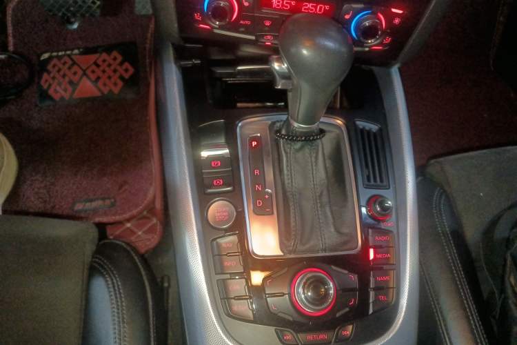 Used Audi Q5 2012 2.0TFSI Dynamic Edition Gear Lever