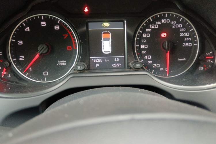 Used Audi Q5 2012 2.0TFSI Dynamic Edition Odometer Close Up