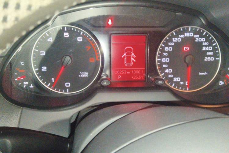 Used Audi Q5 2012 2.0TFSI Technology Model Odometer Close Up