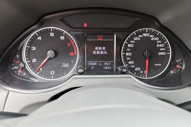 Used Audi Q5 2012 2.0TFSI Comfort Version Odometer Close Up