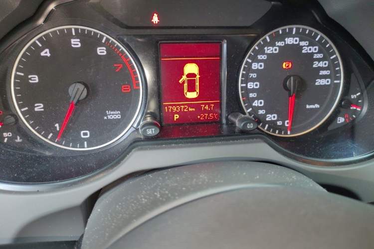Used Audi Q5 2012 2.0TFSI Technology Model Odometer Close Up
