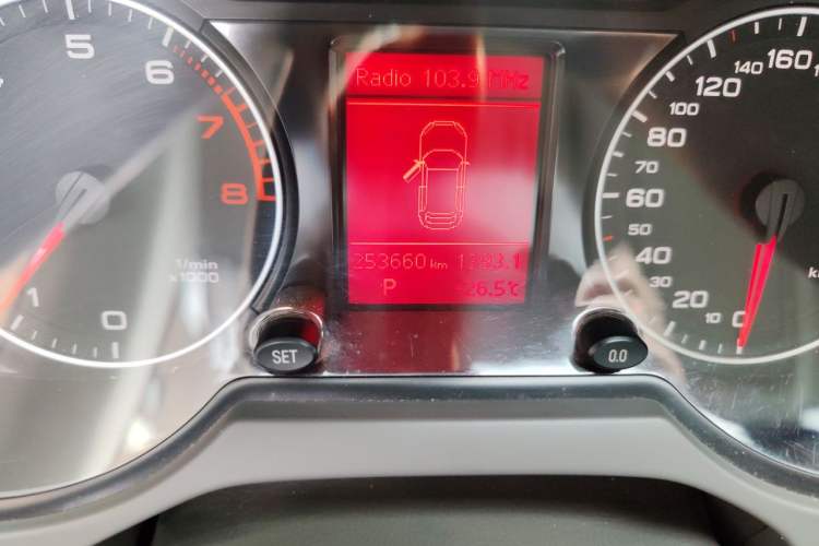Used Audi Q5 2012 2.0TFSI Technology Model Odometer Close Up