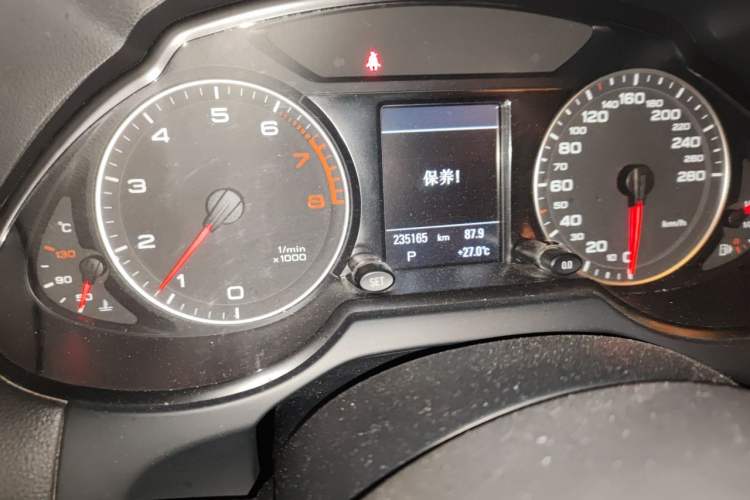 Used Audi Q5 2012 2.0TFSI Comfort Version Odometer Close Up