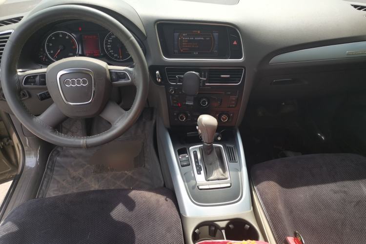 Used Audi Q5 2012 2.0TFSI Technology Model Center Console