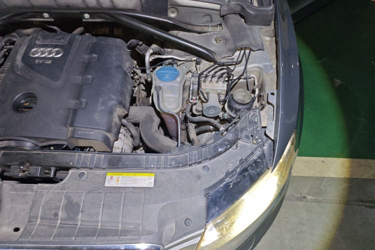 Used Audi Q5 2012 2.0TFSI Technology Model Engine Bay Left