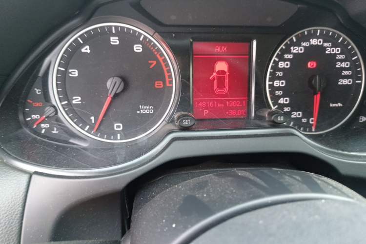 Used Audi Q5 2012 2.0TFSI Technology Model Odometer Close Up