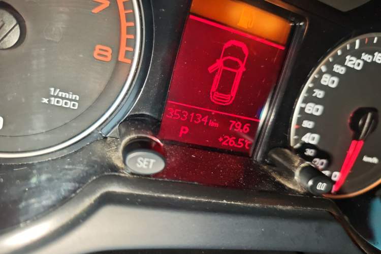 Used Audi Q5 2012 2.0TFSI Technology Model Odometer Close Up