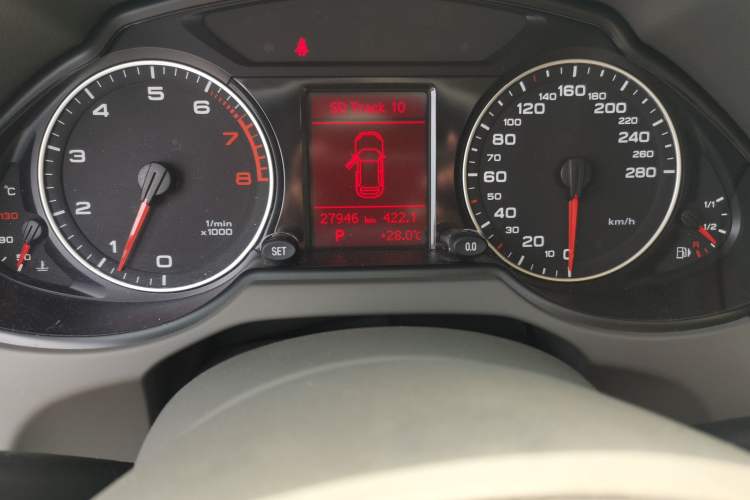 Used Audi Q5 2012 2.0TFSI Technology Model Odometer Close Up