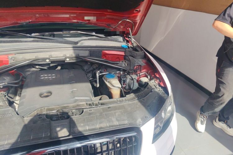 Used Audi Q5 2012 2.0TFSI Comfort Version Engine Bay Left