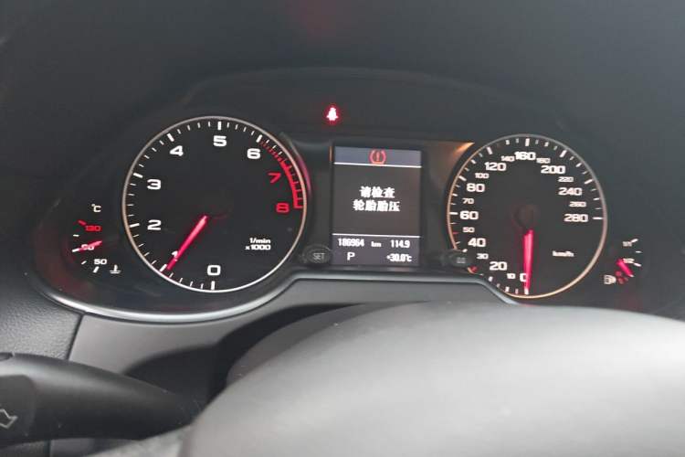 Used Audi Q5 2012 2.0TFSI Comfort Version Odometer Close Up
