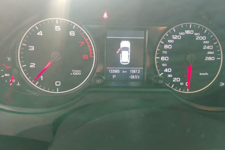 Used Audi Q5 2012 2.0TFSI Comfort Version Odometer Close Up
